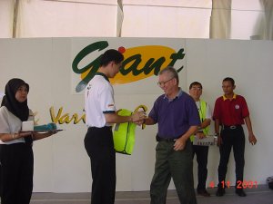 Chairman Yee receiving the souvenir pack on behalf of USJ23