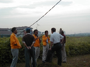 Chairman Yee, CN Lee and AP Lyon talking to the team from Petronas. Oops now where did that cable come from???